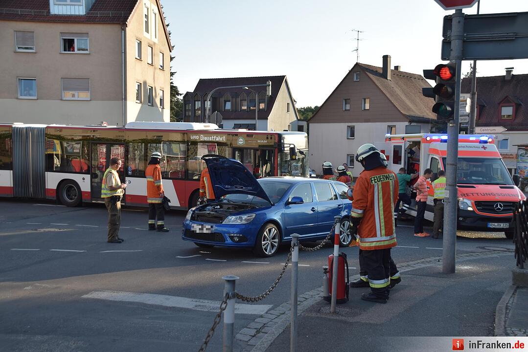Rote Ampel übersehen: Bus kollidiert mit Auto in Nürnberg
