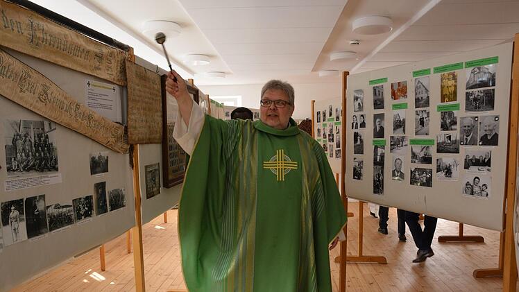 Domkapitular Monsignore Dietrich Seidel weihte die Alte Schule in Wittershausen ein. Foto: Björn Hein