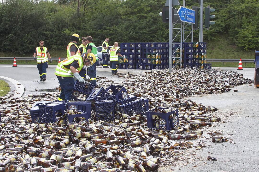 Landkreis Kulmbach: Bierlaster verliert Ladung auf B85
