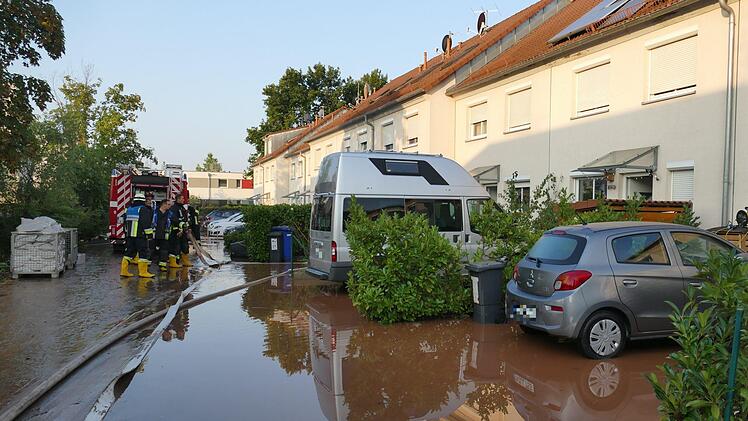 Mehrere Millionen Liter Wasser überfluteten am Mittwoch eine Straße in Nürnberg. Foto: News5/Oßwald