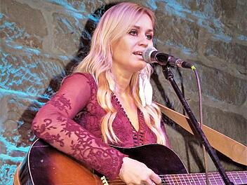 Sofia Talvik bei ihrem Konzert in der Kulturscheune. Mit einer Zugabe verabschiedete sich die schwedische Sängerin von den Besuchern des Winterkonzertes. Foto: Werner Reißaus