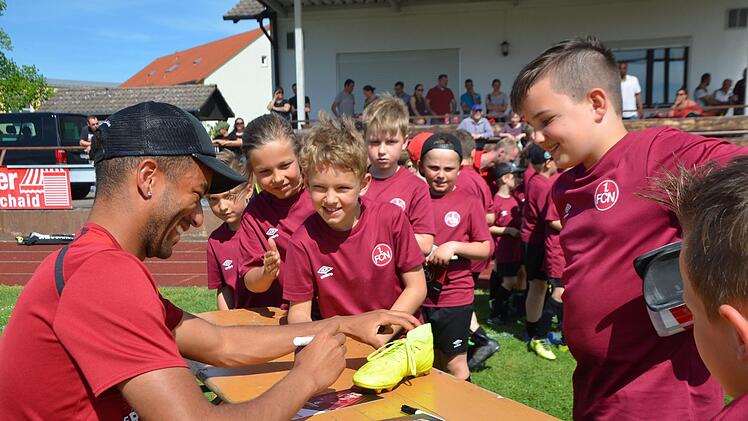 Beliebter Fußballer: Timothy Tillman beim Autogramme schreiben.  Fotos: Bernhard Panzer
