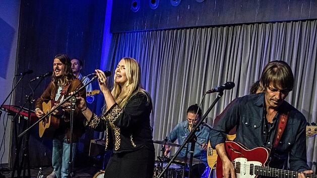 Umjubelter Auftritt: Zervas & Pepper mit Band gastierten bei "Leise am Markt" in Coburg.Foto: Jochen Berger
