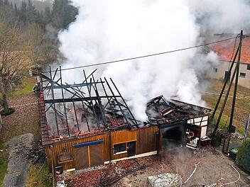 Qualm steigt aus der Scheune in Almos.  Fotos: News5/Bauernfeind
