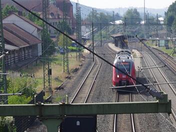 Der Regionalexpress verlässt den Kronacher Bahnhof. Foto: Archiv/Marco Meißner