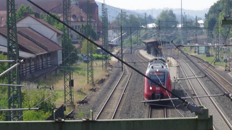 Der Regionalexpress verlässt den Kronacher Bahnhof. Foto: Archiv/Marco Meißner
