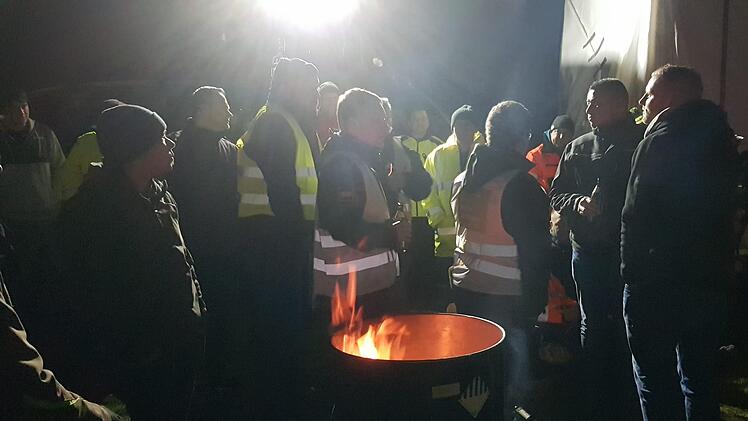 An kleinen Feuern wärmten sich die Demonstranten. Foto: privat