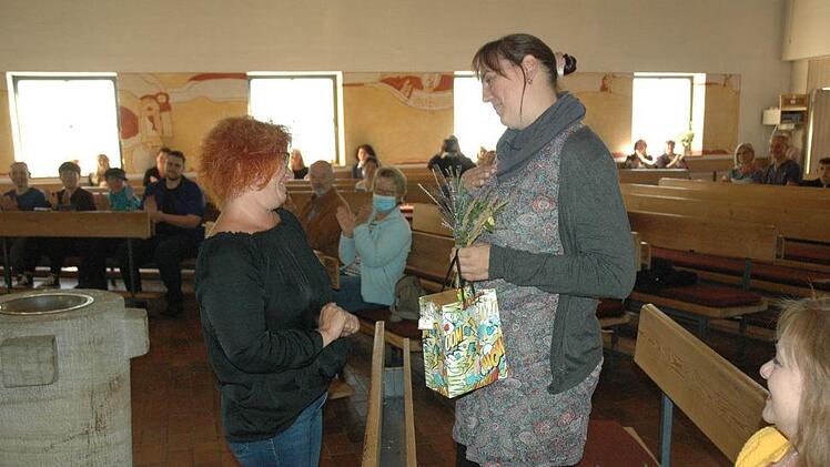 Die Tausendfüßler-Erzieherin Nicole Barnickel überreichte ihrer neuen Chefin Christina Dietze (von links) eine Knallertüte vom Knallerteam und den Knallerkindern. Rechts Franziska Aßmus. Foto: Edwin Meißinger