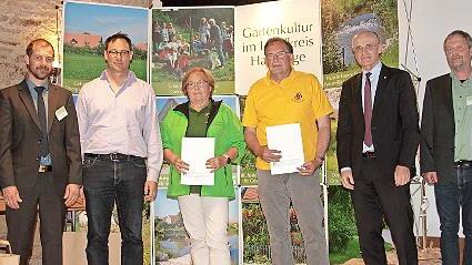 Für Klimaprojekte erhielten der OGV Ermershausen und der Gartenbauverein Untermerzbach eine Förderung; hier mit Kreisfachberater Johannes Bayer, Stefan Schorn und Barbara Büchner (Untermerzbach), Günter Schüler (Ermershausen) sowie Landrat Schneider und Kreisfachberater Guntram Ulsamer (von links).
