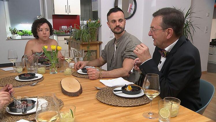 "Heute essen wir uns gesund", kommentiert Georg (rechts) Gisas Dinner.