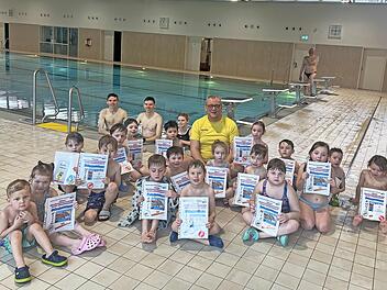 Erfolgreiche Kinder mit ihren Urkunden.