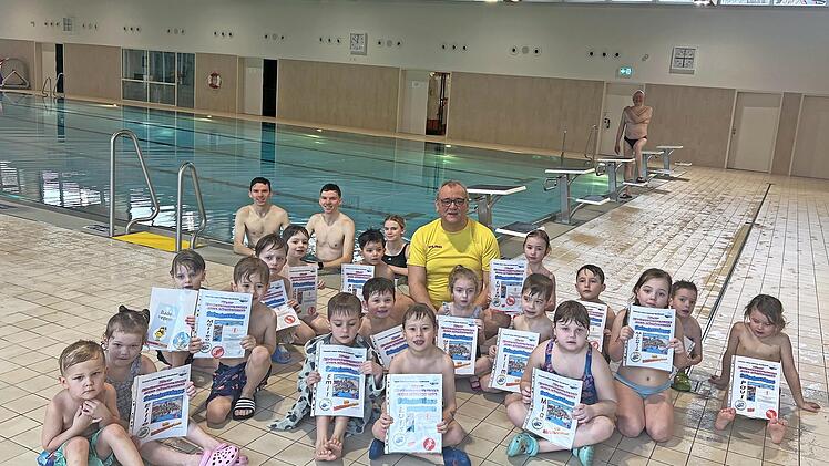 Erfolgreiche Kinder mit ihren Urkunden.