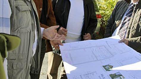 Marion Müller, Günter Hermsen, Siegfried Kirchner, Hermann Martin und Robert Herrmann (von links) beim Kartenstudium. Hermsen erläuterte am Plan die notwendigen Baumaßnahmen.  Foto: Ralf Kestel
