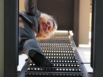 Kurdirektorin Andrea Schallenkammer kann im Notfall direkt vom Balkon ihres Büros aus über die neue Feuertreppe nach draußen fliehen und sich in Sicherheit bringen.  Foto: Benedikt Borst