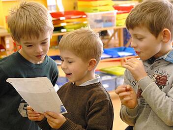 In der flexiblen Grundschule Burghaig ist Teamarbeit angesagt: Moritz Bergmann, Finn Striegl und Vicco von Delius (von links) haben sich gemeinsam eine knifflige Rechenaufgabe für ihre Mitschüler ausgedacht. Fotos: Dagmar Besand