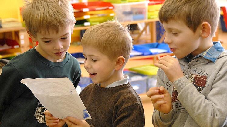 In der flexiblen Grundschule Burghaig ist Teamarbeit angesagt: Moritz Bergmann, Finn Striegl und Vicco von Delius (von links) haben sich gemeinsam eine knifflige Rechenaufgabe für ihre Mitschüler ausgedacht. Fotos: Dagmar Besand