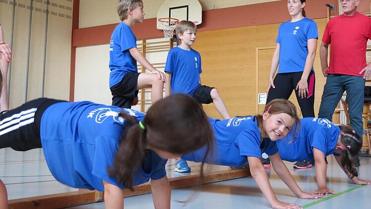 Typische Prüfungssituation für Anwärter des Übungsleiters: Rudi Weik (rotes Hemd ) beurteilt die Umsetzung des Gelernten von Franziska Minolts. Dazu sind einige Kinder des TG Würzburg vor Ort. Foto: Doris Bauer