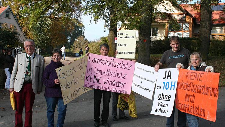 In Ochsenschenkel trafen sich Windkraftgegner aus verschiedenen Regionen mit ihren Transparenten. Fotos: Evi Seeger