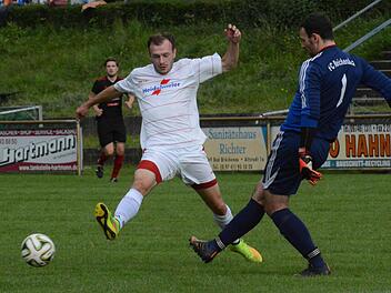 Zwei Fragezeichen hinter zwei Hoffnungsträgern: Nach seiner Verletzung aus dem Spiel gegen den TSV Nordheim hofft der FC Bad Brückenau auf die rechtzeitige Genesung von Marcel Gebhart (links). Und beim FC Reichenbach würden die Siegchancen steigen, wenn Stammkeeper Mario Mölter (rechts) wieder zwischen den Teutonen-Pfosten steht, Foto: ssp