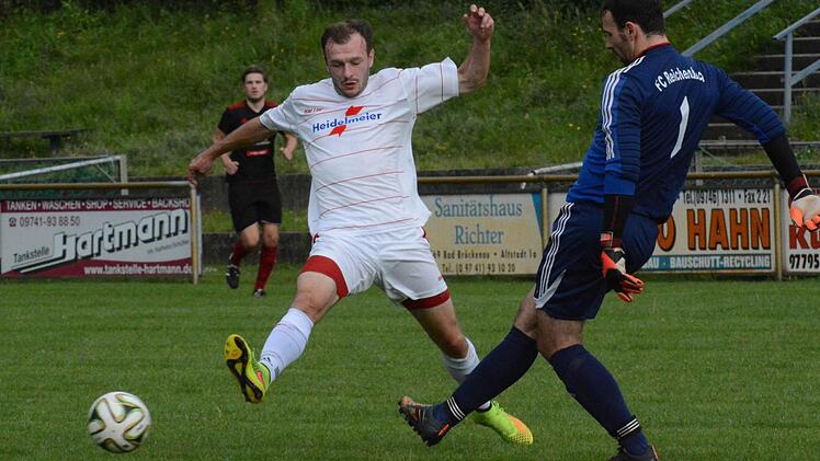 Zwei Fragezeichen hinter zwei Hoffnungsträgern: Nach seiner Verletzung aus dem Spiel gegen den TSV Nordheim hofft der FC Bad Brückenau auf die rechtzeitige Genesung von Marcel Gebhart (links). Und beim FC Reichenbach würden die Siegchancen steigen, wenn Stammkeeper Mario Mölter (rechts) wieder zwischen den Teutonen-Pfosten steht, Foto: ssp