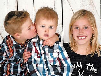 Die Geschwister Neugebauer mögen sich. Dass Nils (links) mit Trisomie 21 geboren wurde, ist für seinen dreijährigen Bruder Lino und seine neunjährige Schwester Luna kein Problem. Fotos: privat