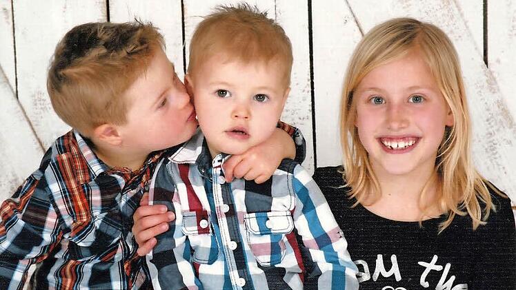Die Geschwister Neugebauer mögen sich. Dass Nils (links) mit Trisomie 21 geboren wurde, ist für seinen dreijährigen Bruder Lino und seine neunjährige Schwester Luna kein Problem. Fotos: privat