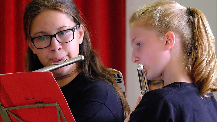 Das Schulorchester verschiedener Altersstufen spielte auf.  Foto: Gerd Schaar