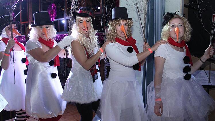Auch wenn draußen die weiße Pracht längst vergangenen ist, die Polonaise der Schnee-Damen beim Weiberfasching in Stadtsteinach kann sich sehen lassen. Foto: Sonja Adam
