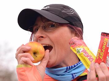 Auf eine gesunde und ausgewogene Ernährung sollte der Läufer (Im Bild: Antje Höver vom SV Ramsthal) ebenso achten wie auf ein abwechslungsreiches Training. Energie-Riegel sind allenfalls eine Ergänzung für den Wettkampf - und sollten vorher getestet werden. Foto: Jürgen Schmitt