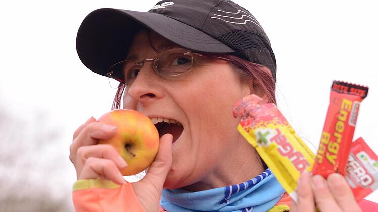 Auf eine gesunde und ausgewogene Ernährung sollte der Läufer (Im Bild: Antje Höver vom SV Ramsthal) ebenso achten wie auf ein abwechslungsreiches Training. Energie-Riegel sind allenfalls eine Ergänzung für den Wettkampf - und sollten vorher getestet werden. Foto: Jürgen Schmitt