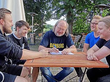 Für den 13. August planen sie ein Fest der Begegnung in Ebern (von links): Patrick Miener, Jonas Meister, Walter Ullrich, Phil Schlager und Benny Weis. Foto: Johanna Eckert