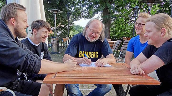 Für den 13. August planen sie ein Fest der Begegnung in Ebern (von links): Patrick Miener, Jonas Meister, Walter Ullrich, Phil Schlager und Benny Weis. Foto: Johanna Eckert