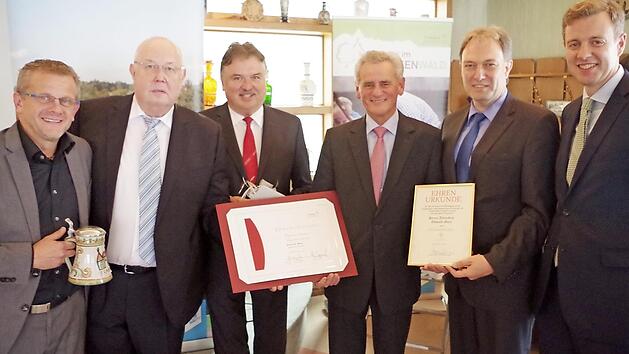 Altlandrat Oswald Marr (Mitte) wurde in Fischbach zum Ehrenvorsitzenden des "Frankenwald Tourismus" ernannt, mit im Bild: Markus Franz, Olaf Seifert, Klaus Peter S&ouml;llner, Klaus L&ouml;ffler und Oliver B&auml;r  Fotos: Veronika Schadeck
