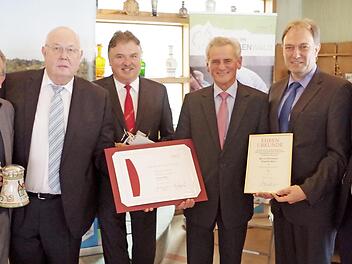 Altlandrat Oswald Marr (Mitte) wurde in Fischbach zum Ehrenvorsitzenden des "Frankenwald Tourismus" ernannt, mit im Bild: Markus Franz, Olaf Seifert, Klaus Peter Söllner, Klaus Löffler und Oliver Bär  Fotos: Veronika Schadeck