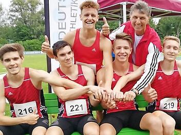 Die TSHler (oben v. li.) Sebastian Oertel und Trainer Peter Müller sowie unten v. li. Louis Mennerat, Christopher Zahl, Tobias Reischl. und Justus Santjer  Foto: Peter Müller