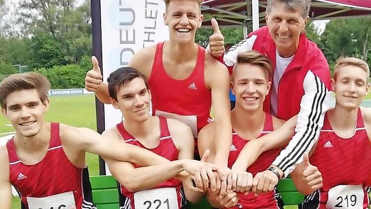 Die TSHler (oben v. li.) Sebastian Oertel und Trainer Peter Müller sowie unten v. li. Louis Mennerat, Christopher Zahl, Tobias Reischl. und Justus Santjer  Foto: Peter Müller