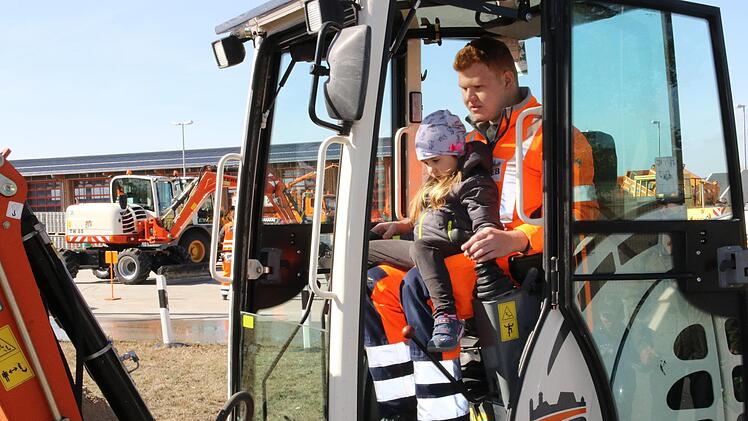 Elisa durfte auf dem Wertstoffhof mit im Bagger fahren. Foto: Wolfgang Desombre