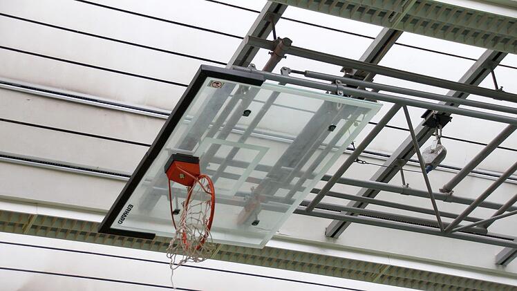 Ein letzter Rundgang durch die alte Dreifachsporthalle: Im Inneren ist der Abriss schon im Gange.Foto: Ulrike Nauer