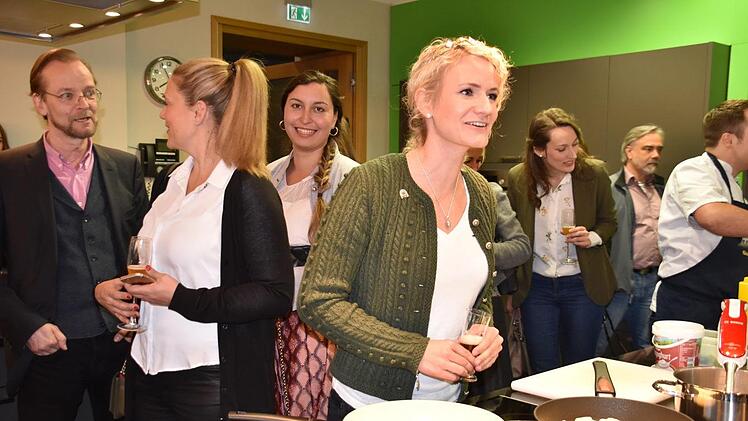 Die amtierende Bierkönigin Johanna Seiler (Mitte) betrat mit den Bierprinzessinnen neugierig die Koch- und Backschule im Mupäz. Foto: Uschi Prawitz