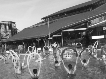 Wassergymnastik im damals neuen Ausschwimmbecken des Atlantis  Foto: FT-Archiv