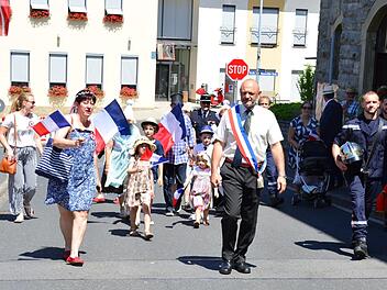 Mitglieder des Partnerschaftskomitees Saint Marcel - Nüdlingen nahmen im Juli 2019 am Festzug der Feuerwehr Nüdlingen teil, die ihr 150-jähriges Bestehen feierte. Foto: Arthur Stollberger