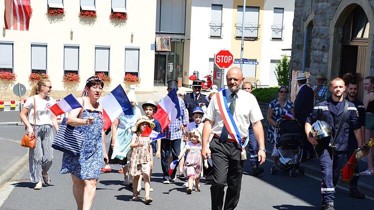 Mitglieder des Partnerschaftskomitees Saint Marcel - Nüdlingen nahmen im Juli 2019 am Festzug der Feuerwehr Nüdlingen teil, die ihr 150-jähriges Bestehen feierte. Foto: Arthur Stollberger
