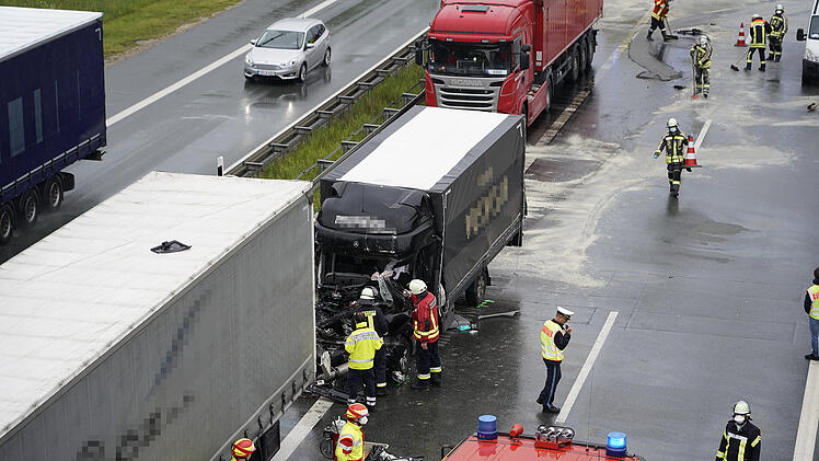 Tödlicher Unfall am Stauende: Fahrerkabine fängt Feuer