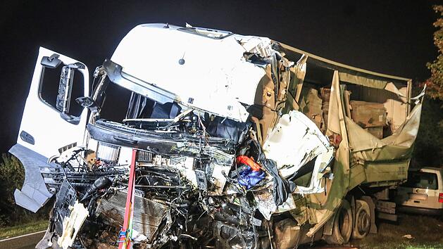 Auf der B2 in Weißenburg wurden zwei Lastwagenfahrer bei einem Unfall schwer verletzt.