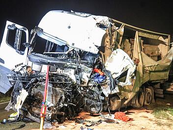 Auf der B2 in Wei&szlig;enburg wurden zwei Lastwagenfahrer bei einem Unfall schwer verletzt.