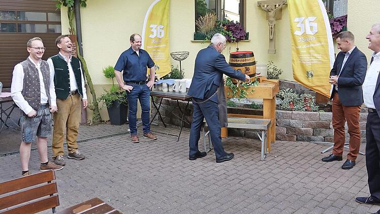 Erster Bieranstich für das siebte Landkreisbier „36 Kreisla“: Der Bamberger Landrat Johann Kalb sticht gekonnt das erste Fass an.