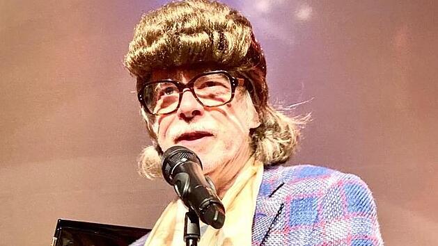Sieht aus wie ein Pudel, ist aber gewollt und Helge Schneider mit Perücke. Foto: Peter Kleinhenz