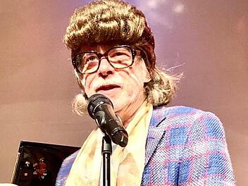 Sieht aus wie ein Pudel, ist aber gewollt und Helge Schneider mit Perücke. Foto: Peter Kleinhenz