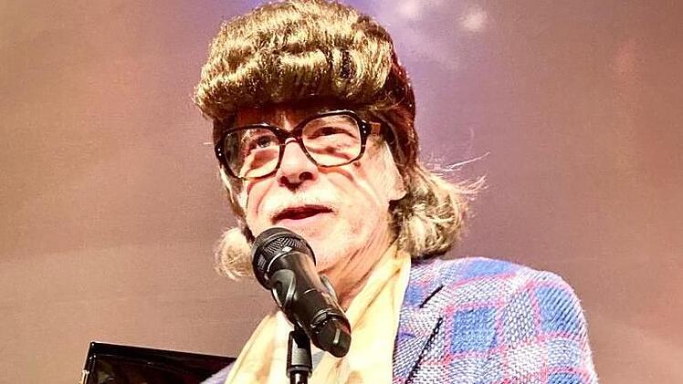 Sieht aus wie ein Pudel, ist aber gewollt und Helge Schneider mit Perücke. Foto: Peter Kleinhenz