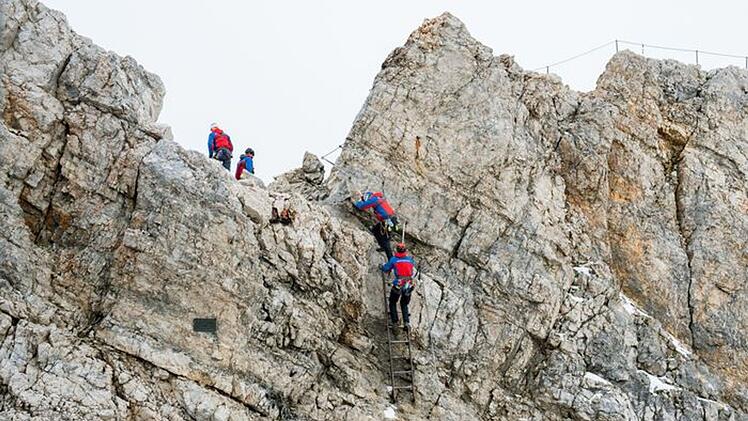 Kein leichtes Leben: Bergretter der Bergwacht Grainau bei einem Einsatz am Jubil&auml;umsgrat der Zugspitze.